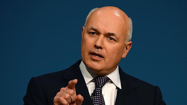 «Sr. ministro: demuestre que puede vivir con 53 libras a la semana»