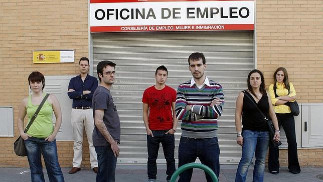 Más de 860.000 jóvenes dejan de buscar empleo porque no confían en encontrarlo