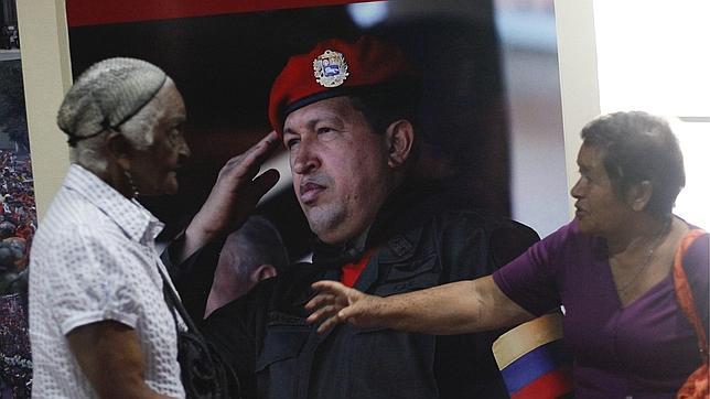 Chávez es homenajeado con misas, salvas y actos militares a un mes de su muerte