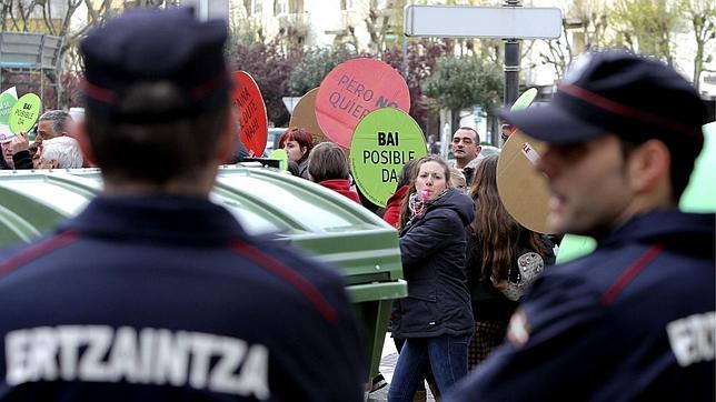 La Ertzaintza impide el acoso en su propia casa a un diputado del PP en San Sebastián
