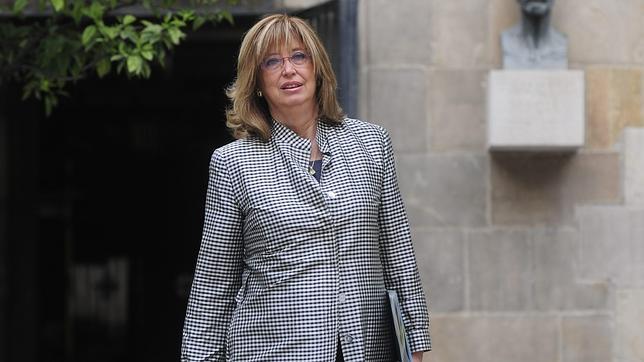 La consejera Rigau no denunciará el acoso ante su casa por el cierre de una escuela