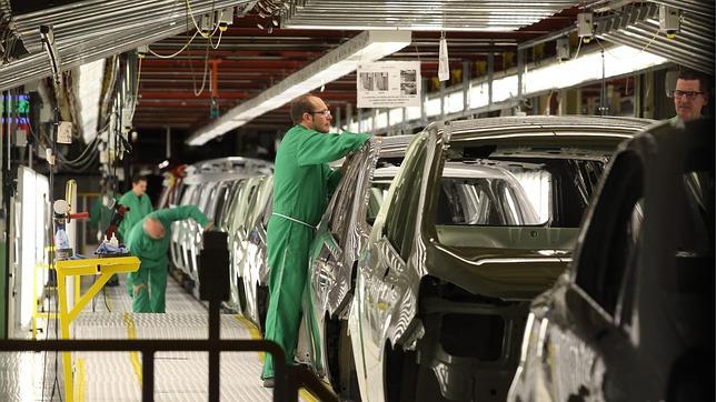 Los trabajadores de Opel en Figueruelas aceptan bajarse el sueldo para blindar el empleo
