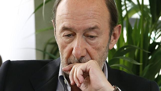 Rubalcaba pide dotar al Rey de un estatus similar al de los parlamentarios