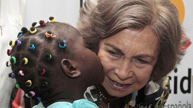 La Reina, con las niñas huérfanas del sida