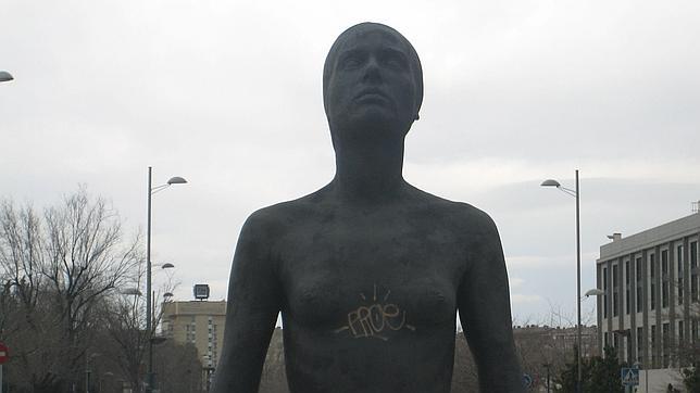 Cazan al grafitero que pintó sobre la última escultura de Antonio López