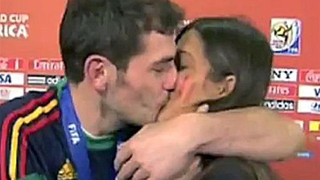 Iker Casillas besa a Sara Carbonero para celebrar el triunfo de España en el mundial