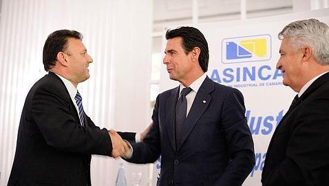 Asinca entrega su insignia de oro al ministro de Industria