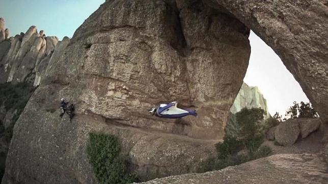 El «hombre pájaro» atraviesa la roca Foradada de Montserrat a 250km/h