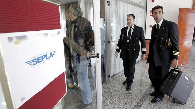 Los pilotos de Iberia denuncian la mediación y amenazan con judicializar el conflicto