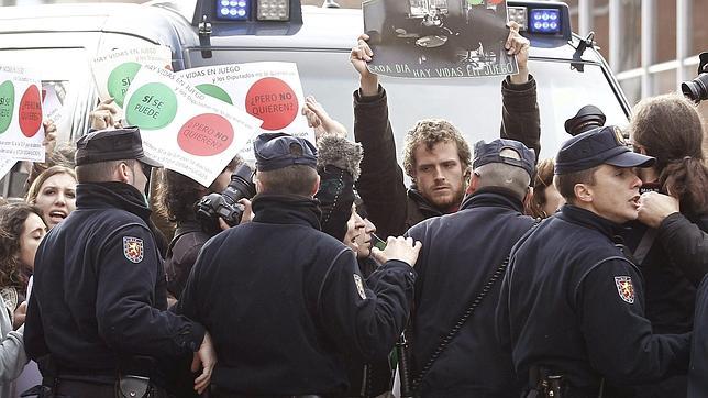 Un centenar de activistas antidesahucio protestan a 50 metros de casa de una diputada del PP
