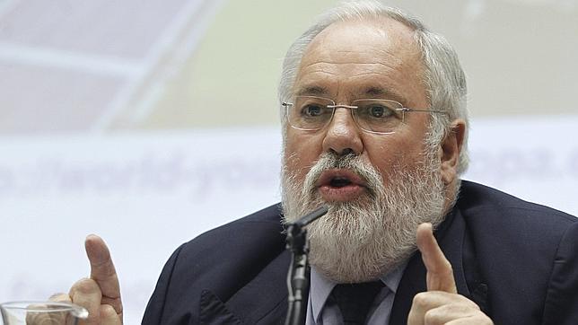 Arias Cañete prefiere ducharse con agua fría «antes de consumir medio litro más»