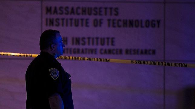 Muere un policía en un tiroteo en el MIT