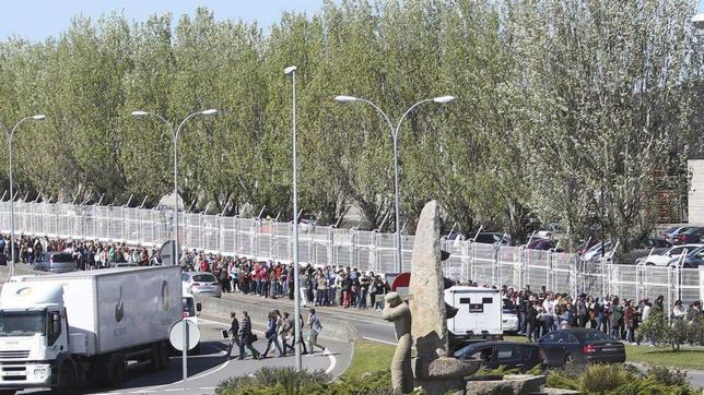 Colas de 12.000 personas y dos horas en Vigo en busca de trabajo
