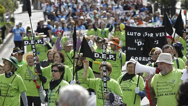 Hasta 12.000 personas se manifiestan por las calles de Vigo por un «no a las quitas»