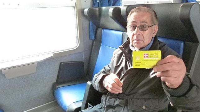 Un jubilado desahuciado, con 80 años, vive en viaje permanente en los trenes