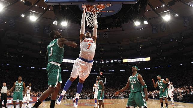 Carmelo Anthony y la defensa de los Knicks aplastan a los Celtics