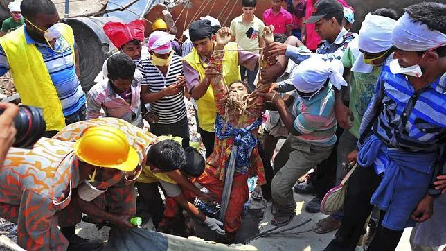 Rescatan a 40 supervivientes del derrumbe en Bangladesh con más de 230 muertos