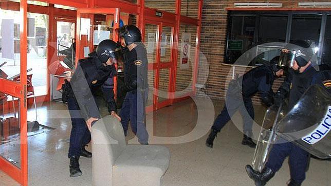 25 radicales «secuestran» la Facultad de Políticas de la Complutense