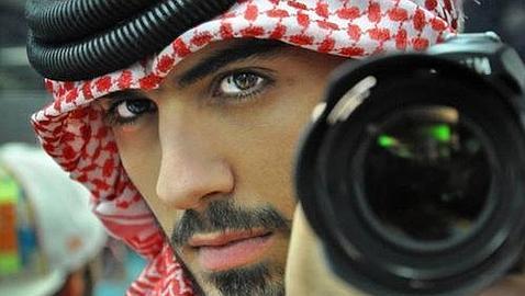 Este es el hombre que fue expulsado de Arabia por ser «demasiado guapo»