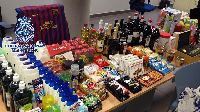 De camisetas del Barça a aceite de oliva:  un hombre instala un bazar en su casa con productos robados
