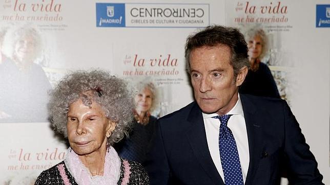 La Duquesa de Alba junto a su marido, Alfonso Díez