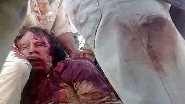 Muamar Gadafi, ensangrentado