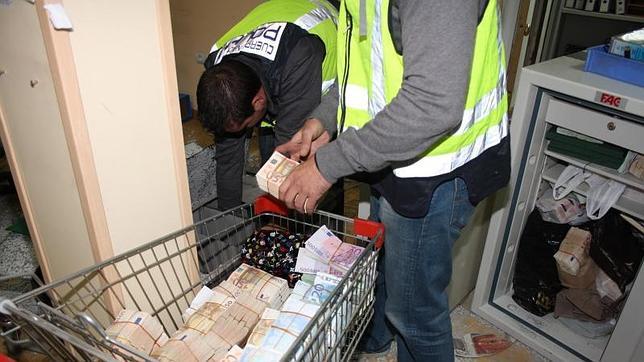 La Policía contando el dinero intervenido en una operación