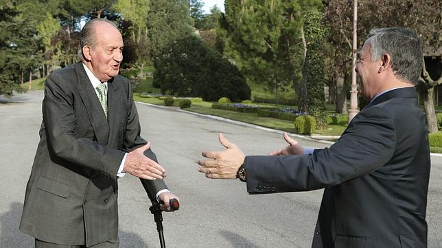 El Rey sale a recibir a Abdalá de Jordania a la puerta de Zarzuela