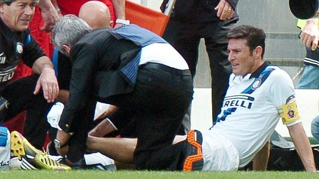 Javier Zanetti, de seis a ocho meses de baja al romperse el tendón de Aquiles