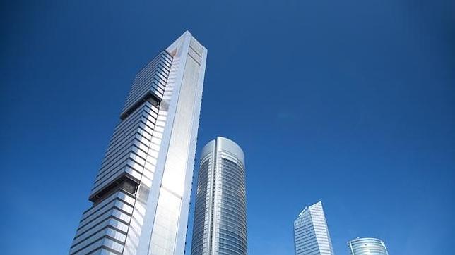 A la izquierda, la Torre Bankia de Norman Foster