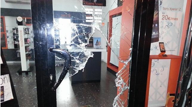 Tres ladrones realizan un alunizaje para desvalijar una tienda de móviles