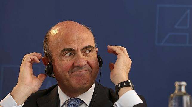 El Gobierno calcula que la reforma laboral evitará que el empleo caiga más este año