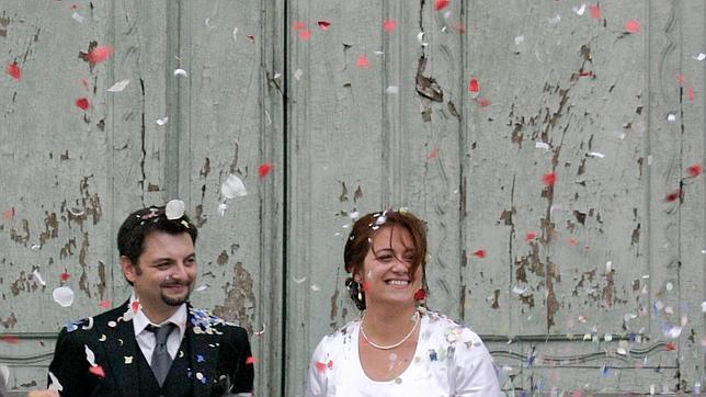 Lluvia de pétalos, símbolo de felicidad, a la salida de una boda en Italia