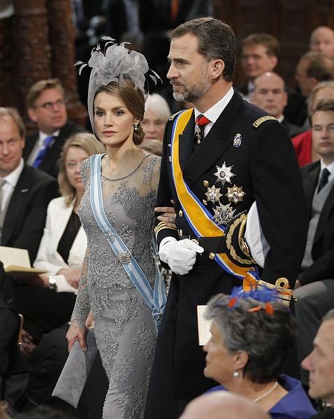 Doña Letizia elige a Felipe Varela para vestir en Holanda