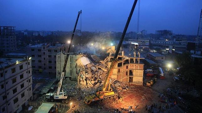 Ascienden a 501 los muertos por el derrumbe en Bangladesh y cierran otra fábrica
