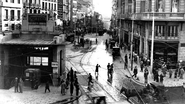Marquesina del metro en la Red de San Luis, en la década de los años 20 del siglo pasado