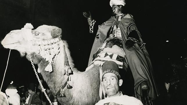 El Rey Baltasar y uno de sus pajes, en la Cabalgata madrileña de 1964