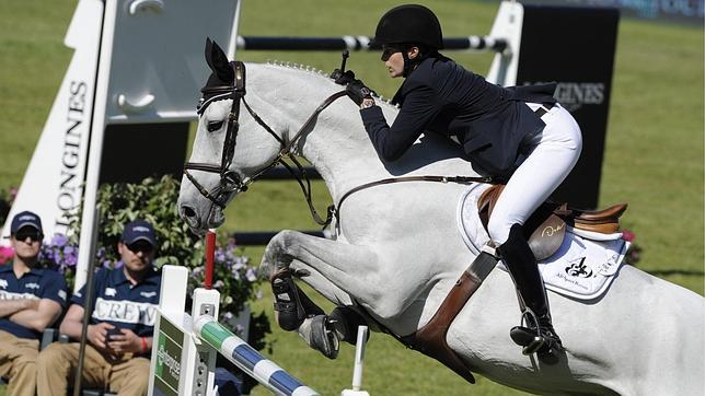 Athina Onassis y su marido Doda acarician el oro con sus caballos