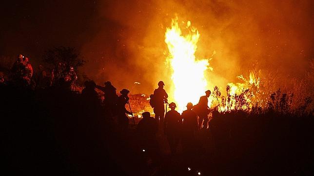 Un gran incendio amenaza a más de 4.000 viviendas en el sur de California