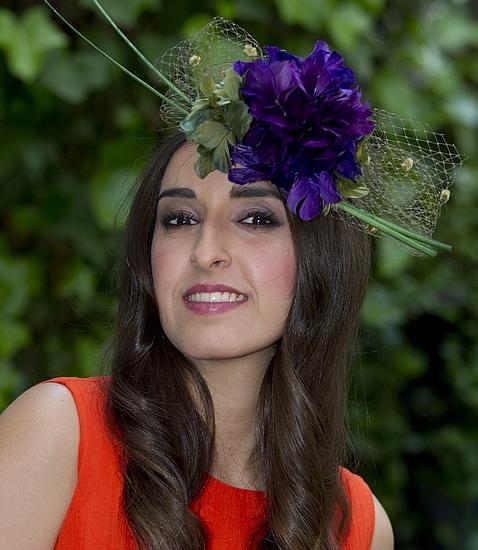 Casquete coral con hortensia morada