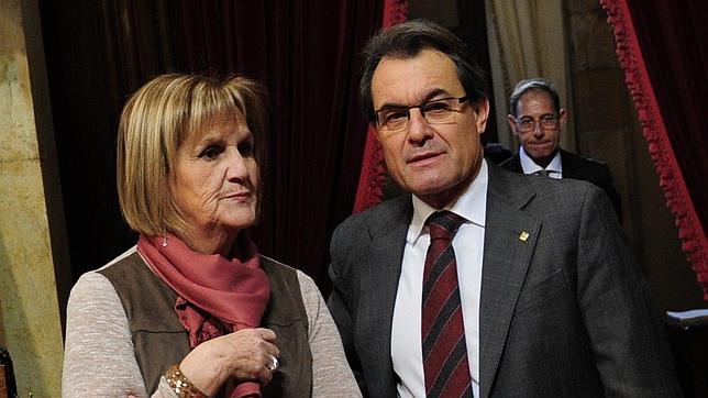 La presidenta del Parlament asegura que la decisión del TC no tiene «sentido jurídico»