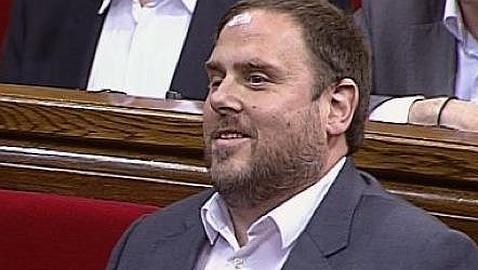 Oriol Junqueras sufre una caída dentro del Parlament e interrumpe el pleno 5 minutos