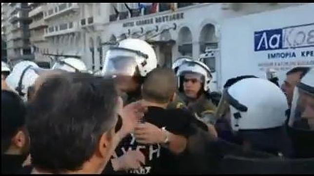 Violento enfrentamiento entre Policías y miembros de Amanecer Dorado en Grecia