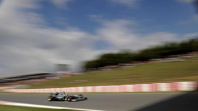 Mercedes arrasa Montmeló