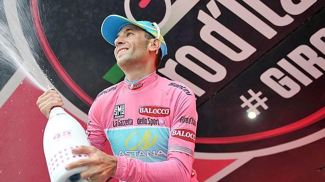 El «Tiburón» Nibali arrebata la «maglia» rosa a Intxausti