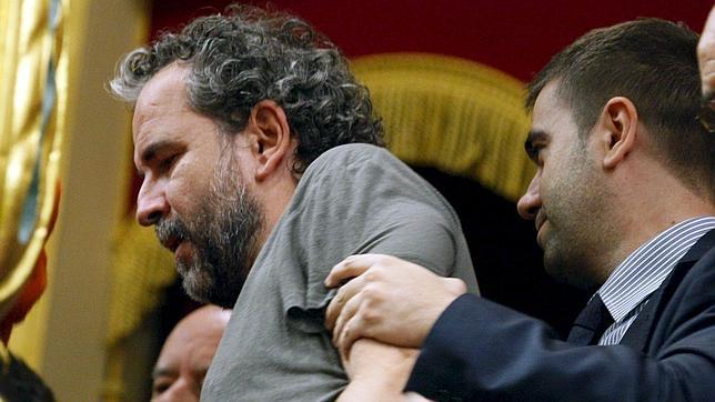 El actor Willy Toledo en el momento de ser expulsado de la tribuna de invitados