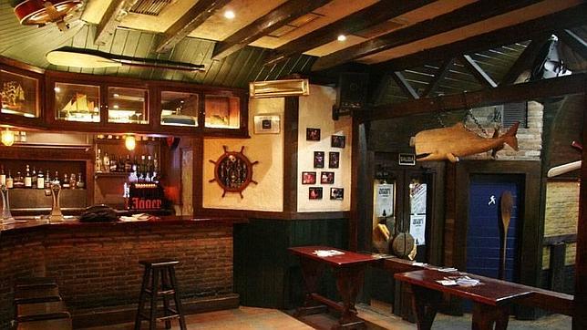 La barra de esta sala simula el timonel de un barco