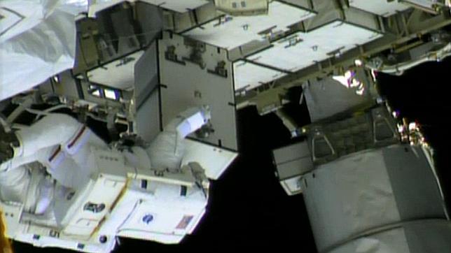 Dos astronautas logran corregir una fuga de amoniaco en la Estación Espacial Internacional