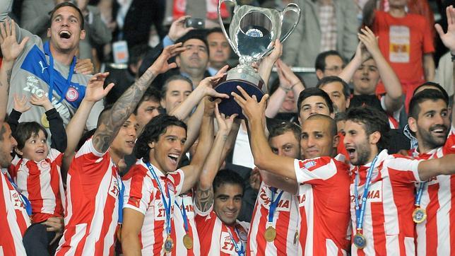 Doblete de Míchel con el Olympiacos tras una final a golpes