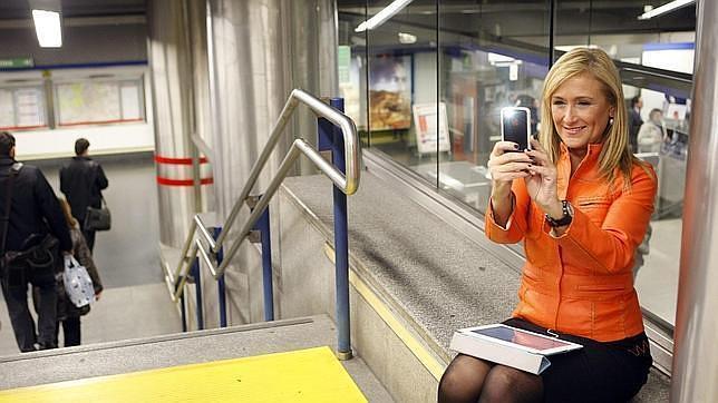 Respaldo de Cospedal a Cristina Cifuentes en una conferencia hoy en Madrid